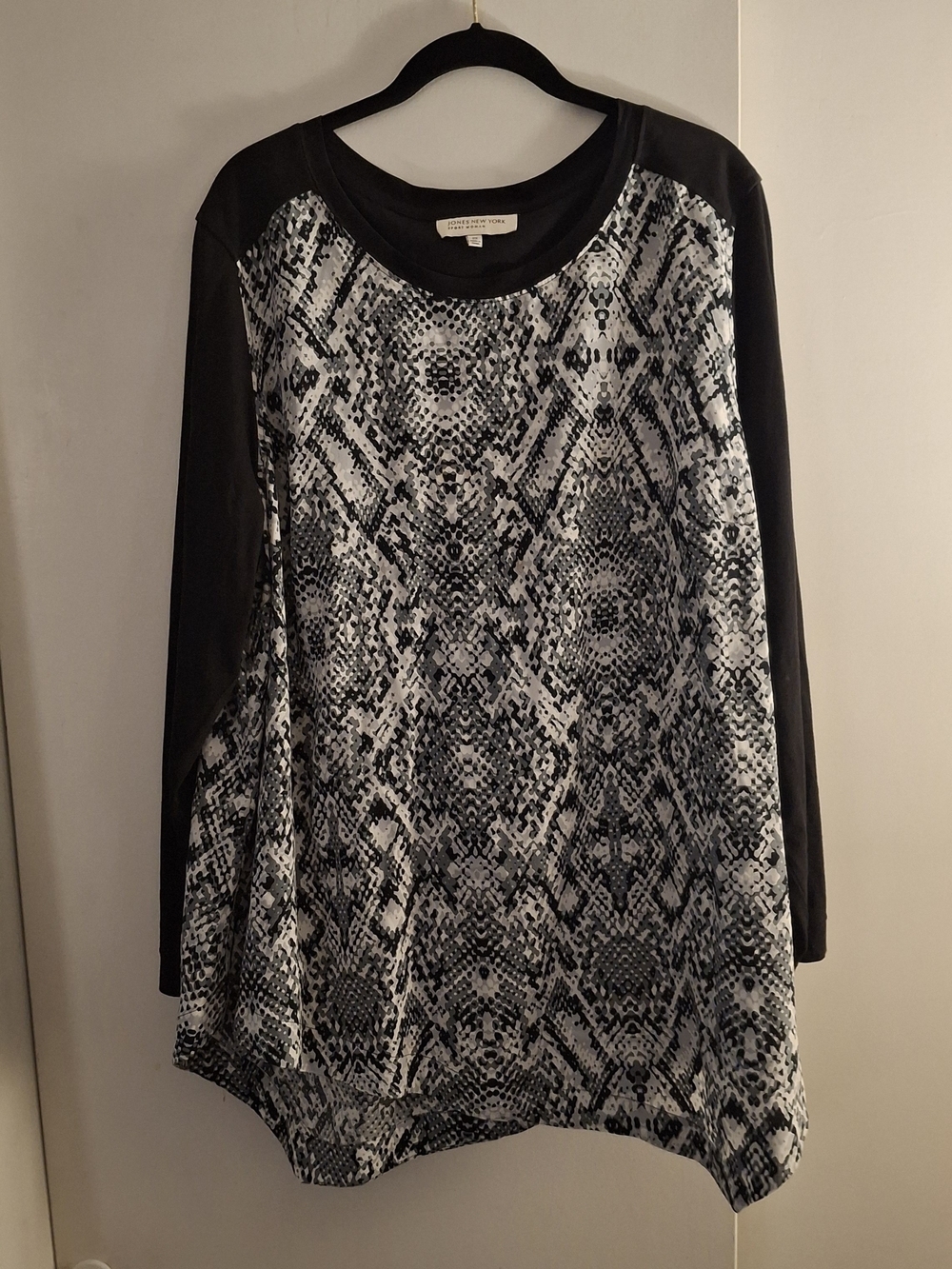Jones New York Women's Black & White Snake-Print Long Sleeve Tunic Top